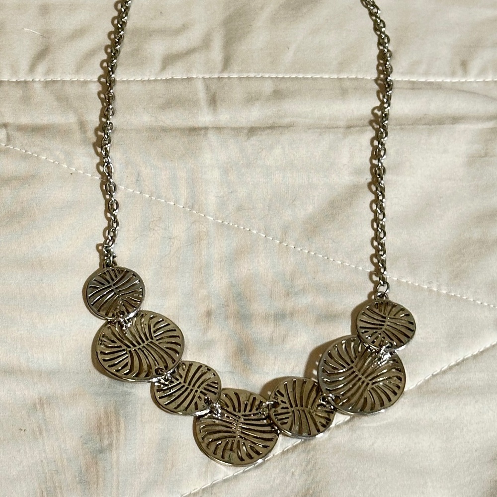 Silver Tone Necklace 7 Round Disks in 2 Sizes w/Cut Outs on Link Chain